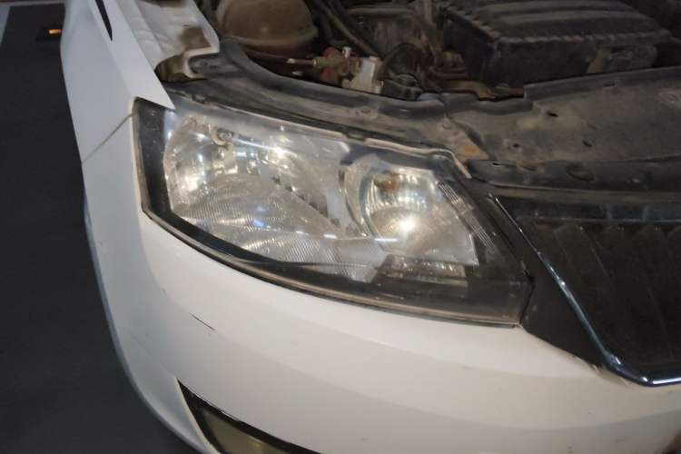 Used Skoda Rapid 2015 1.6L Manual Smart Selection Model Right Front Headlight