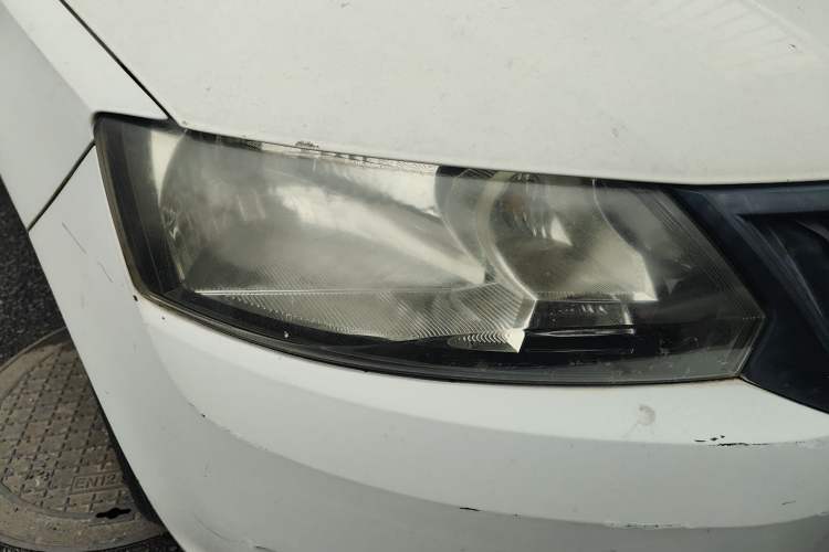 Used Skoda Rapid 2015 1.4L Manual Enjoyment Model Right Front Headlight