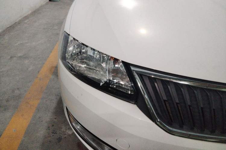 Used Skoda Rapid 2015 1.6L Manual Smart Selection Model Right Front Headlight