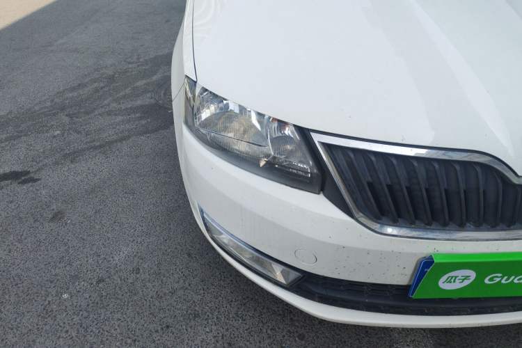 Used Skoda Rapid 2015 1.6L Manual Smart Selection Model Right Front Headlight