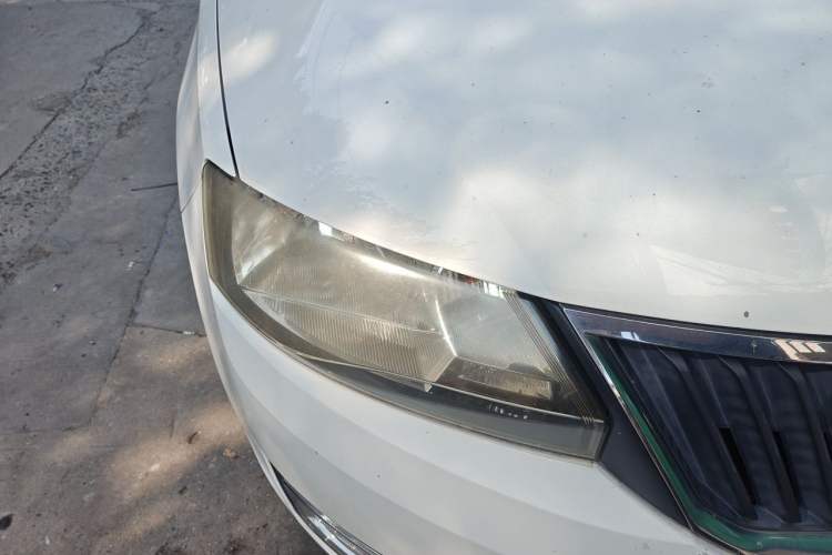 Used Skoda Rapid 2015 1.6L Automatic Smart Selection Model Right Front Headlight