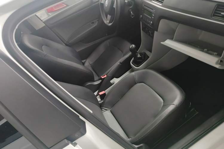 Used Skoda Rapid 2015 1.6L Manual Le Xuan Model Right Front Seat