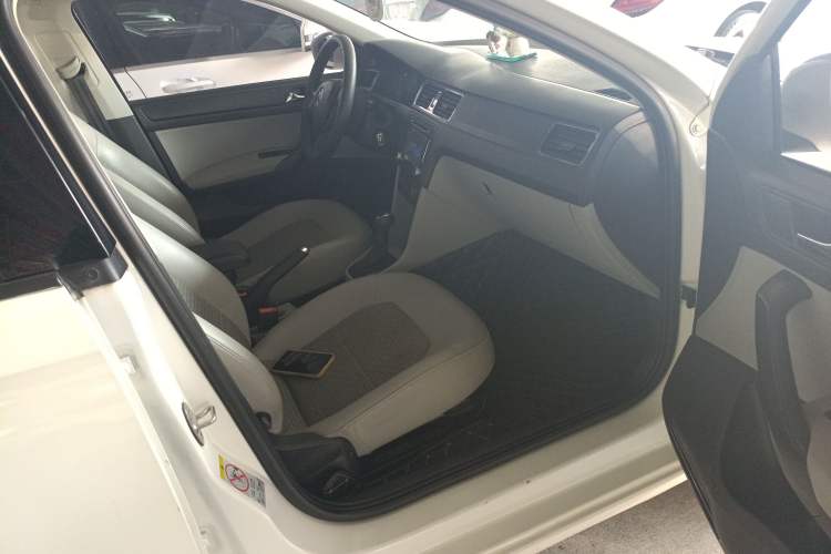 Used Skoda Rapid 2015 1.6L Automatic Smart Selection Model Right Front Seat