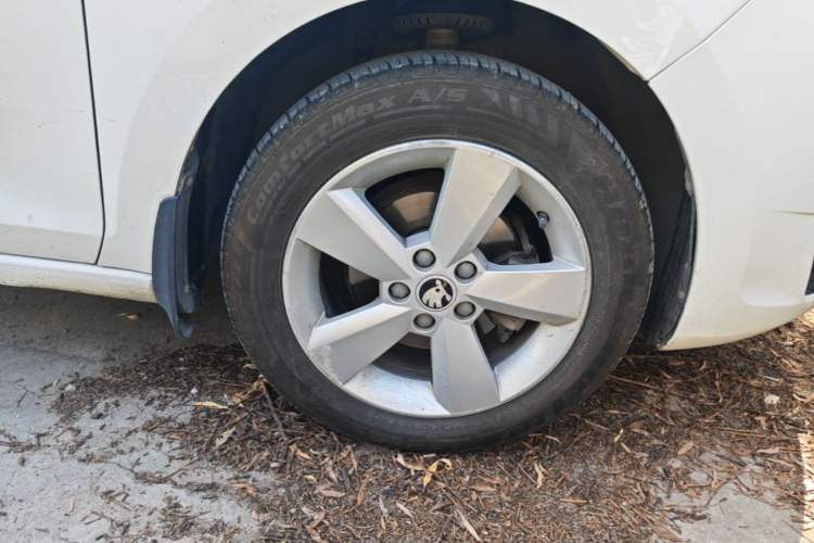 Used Skoda Rapid 2015 1.6L Manual Smart Selection Model Right Front Wheel Hub