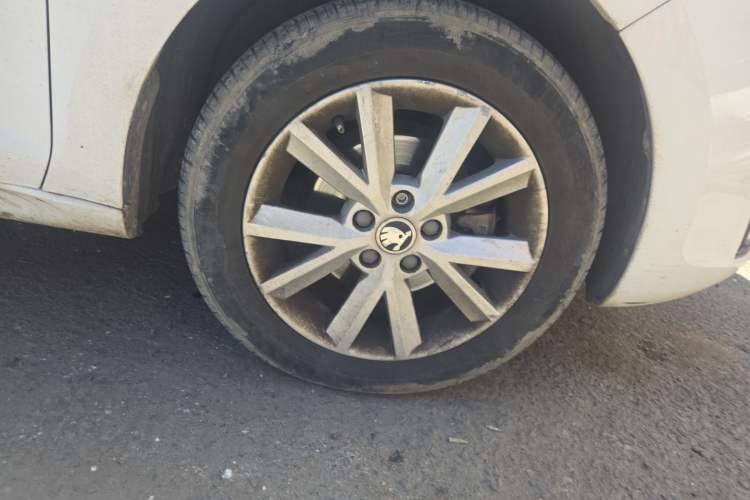 Used Skoda Rapid 2015 1.6L Automatic Smart Selection Model Right Front Wheel Hub