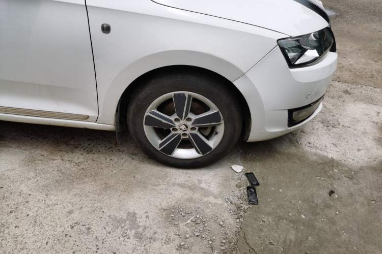 Used Skoda Rapid 2015 1.4L Manual Smart Selection Model Right Front Wheel Hub