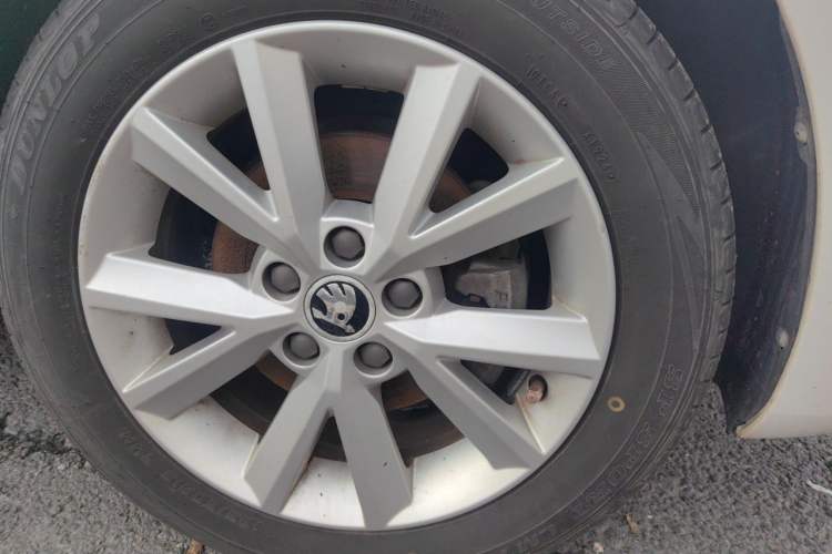 Used Skoda Rapid 2015 1.6L Automatic Smart Selection Model Right Front Wheel Hub