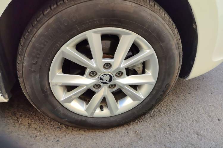 Used Skoda Rapid 2015 1.4L Manual Enjoyment Model Right Front Wheel Hub