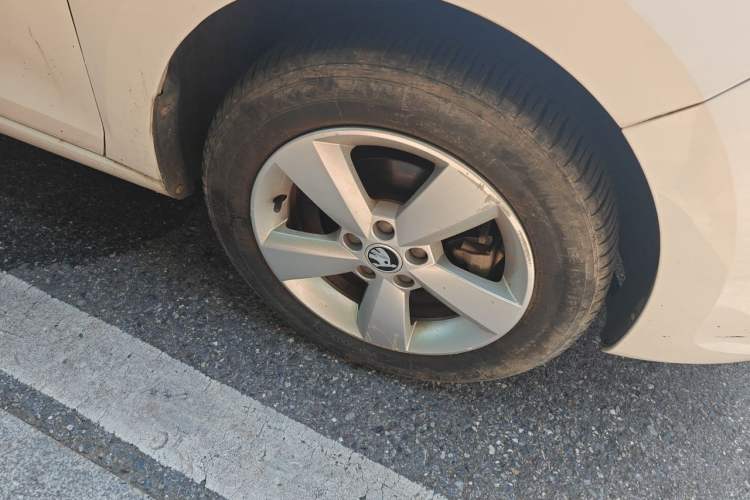 Used Skoda Rapid 2015 1.6L Manual Smart Selection Model Right Front Wheel Hub