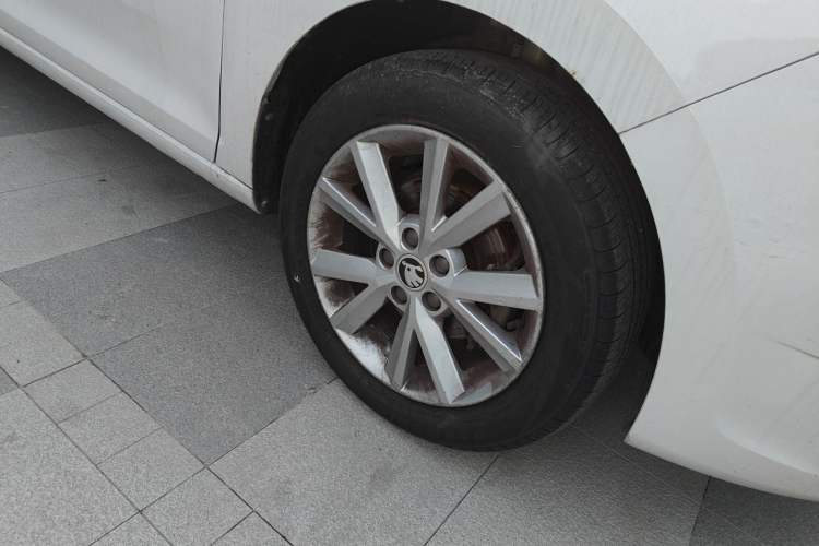 Used Skoda Rapid 2015 1.6L Automatic Smart Selection Model Right Front Wheel Hub