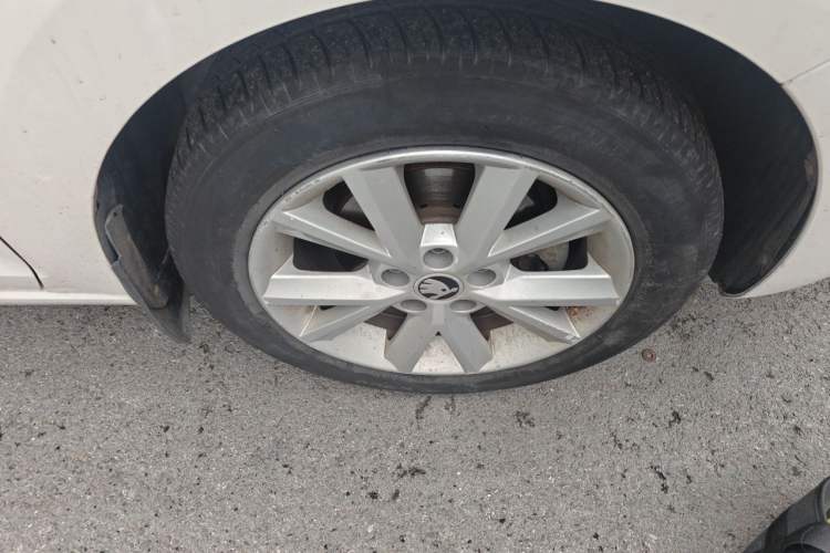 Used Skoda Rapid 2015 1.6L Automatic Smart Selection Model Right Front Wheel Hub
