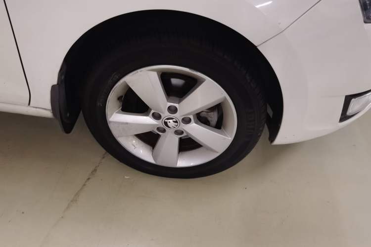 Used Skoda Rapid 2015 1.6L Automatic Smart Selection Model Right Front Wheel Hub