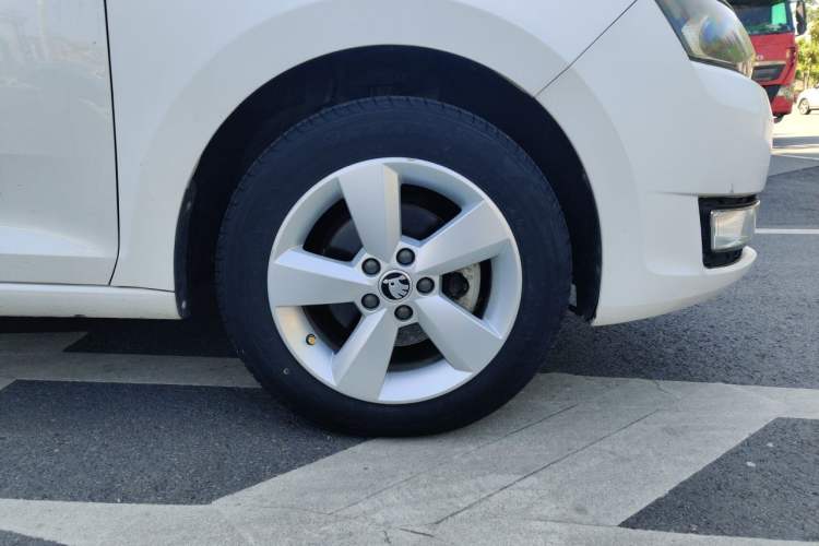 Used Skoda Rapid 2015 1.6L Automatic Smart Selection Model Right Front Wheel Hub