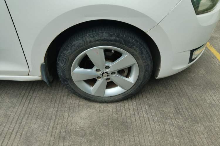 Used Skoda Rapid 2015 1.6L Automatic Smart Selection Model Right Front Wheel Hub