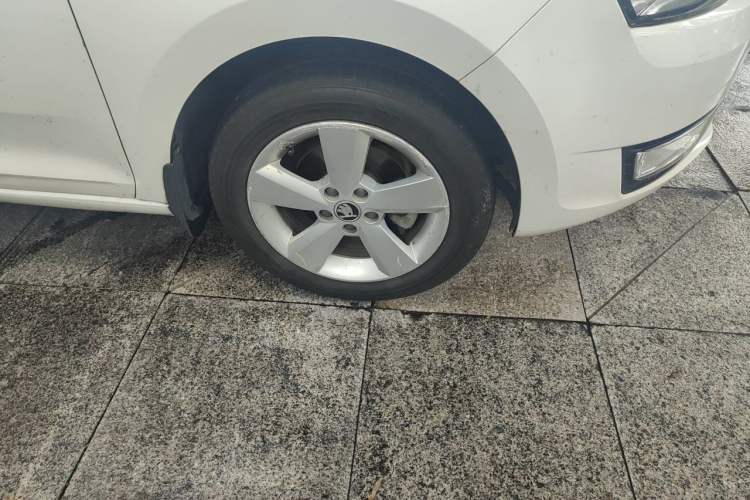 Used Skoda Rapid 2015 1.6L Automatic Smart Selection Model Right Front Wheel Hub