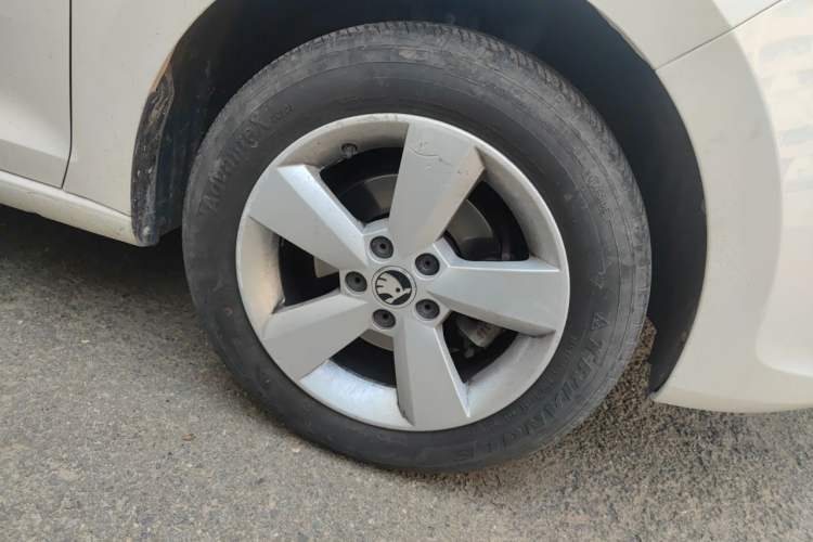 Used Skoda Rapid 2015 1.6L Automatic Smart Selection Model Right Front Wheel Hub