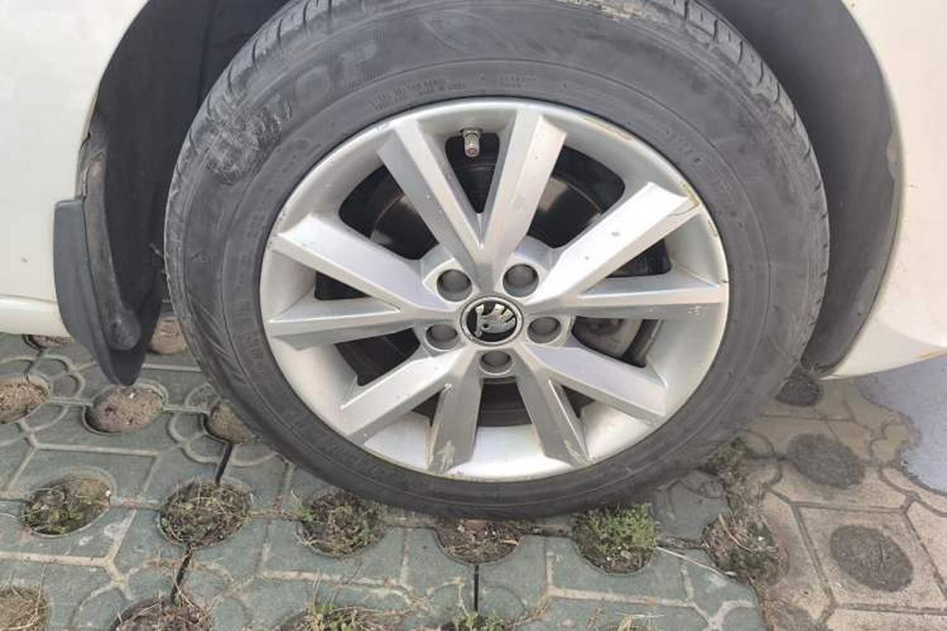 Used Skoda Rapid 2015 1.6L Automatic Smart Selection Model Right Front Wheel Hub
