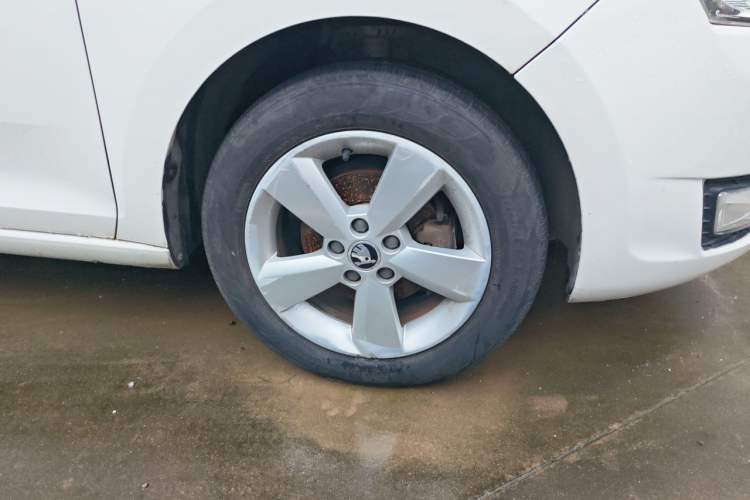 Used Skoda Rapid 2015 1.6L Automatic Smart Selection Model Right Front Wheel Hub