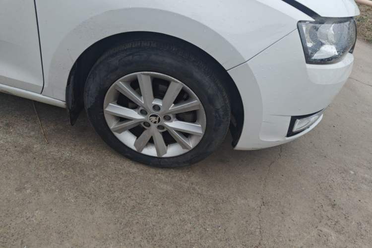 Used Skoda Rapid 2015 1.6L Manual Smart Selection Model Right Front Wheel Hub