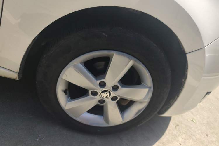 Used Skoda Rapid 2015 1.6L Automatic Smart Selection Model Right Front Wheel Hub