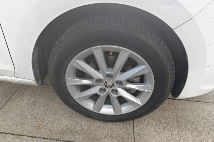 Used Skoda Rapid 2015 1.6L Automatic Preferred Model Right Front Wheel Hub