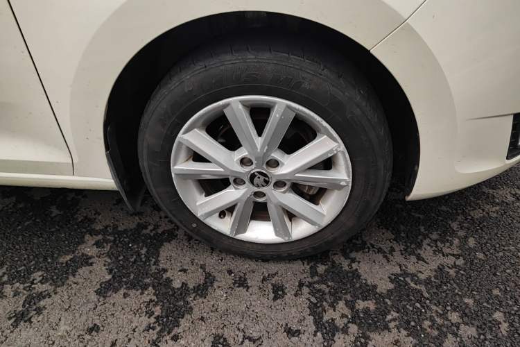 Used Skoda Rapid 2015 1.6L Automatic Smart Selection Model Right Front Wheel Hub