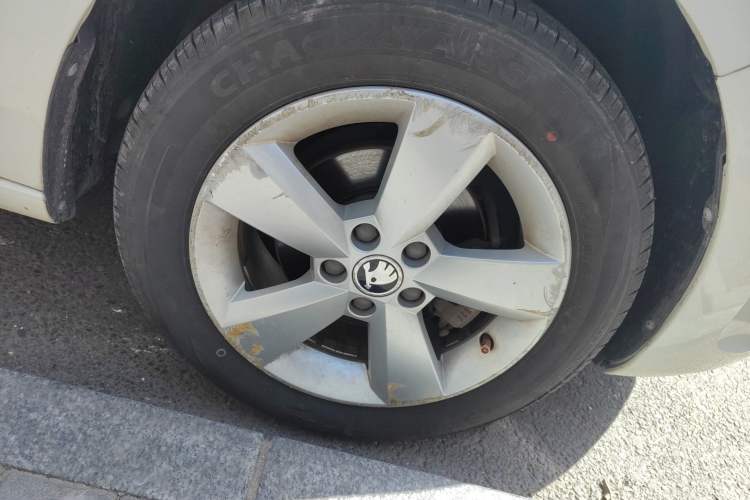 Used Skoda Rapid 2015 1.6L Automatic Smart Selection Model Right Front Wheel Hub