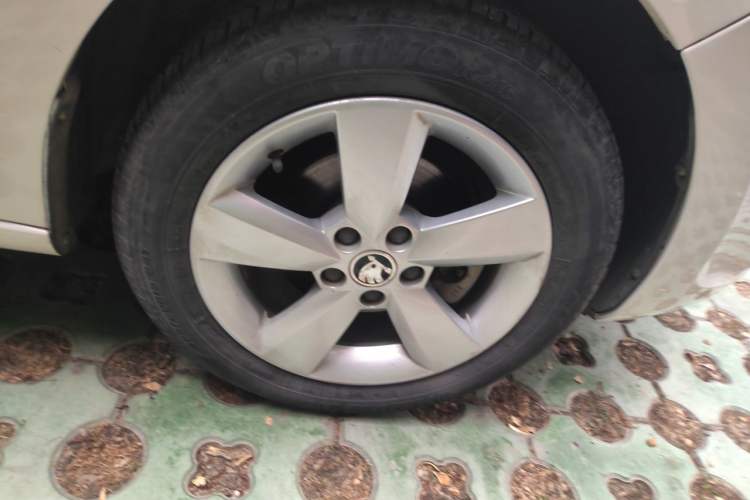 Used Skoda Rapid 2015 1.6L Manual Smart Selection Model Right Front Wheel Hub