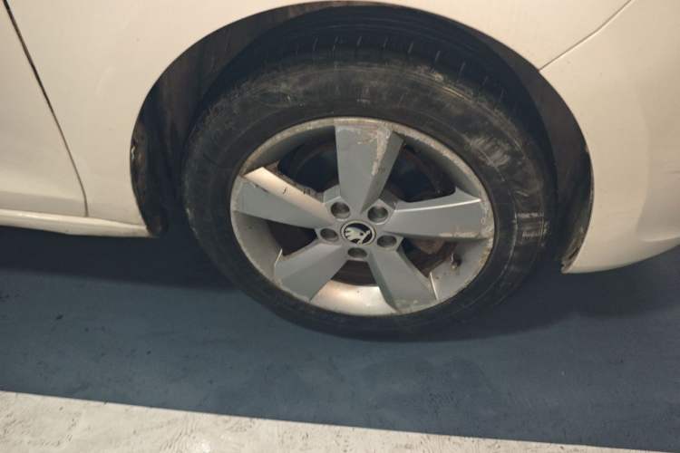 Used Skoda Rapid 2015 1.6L Automatic Smart Selection Model Right Front Wheel Hub