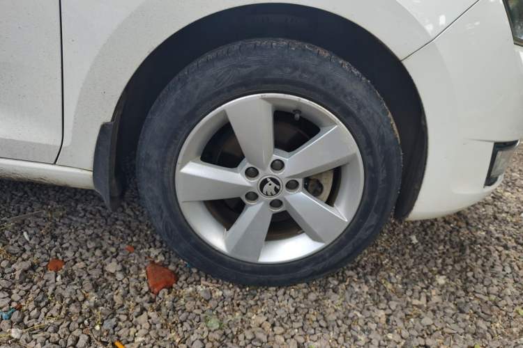 Used Skoda Rapid 2015 1.6L Manual Smart Selection Model Right Front Wheel Hub