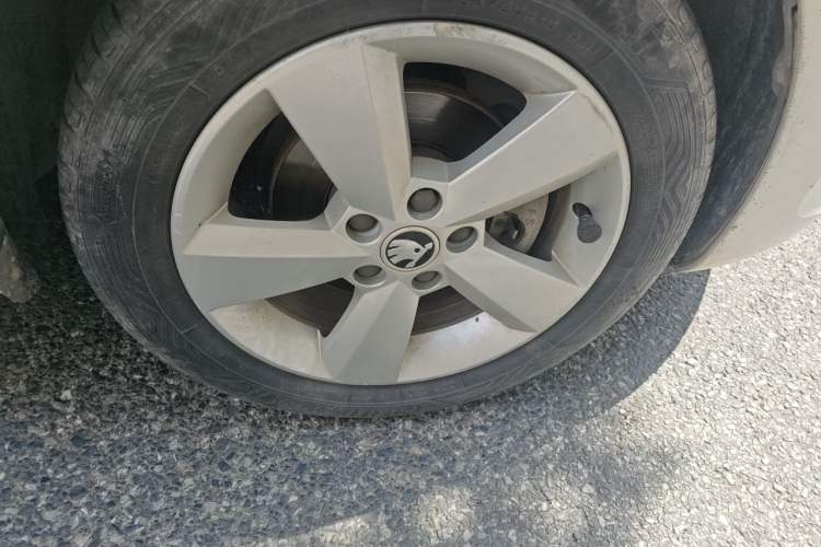 Used Skoda Rapid 2015 1.6L Automatic Smart Selection Model Right Front Wheel Hub