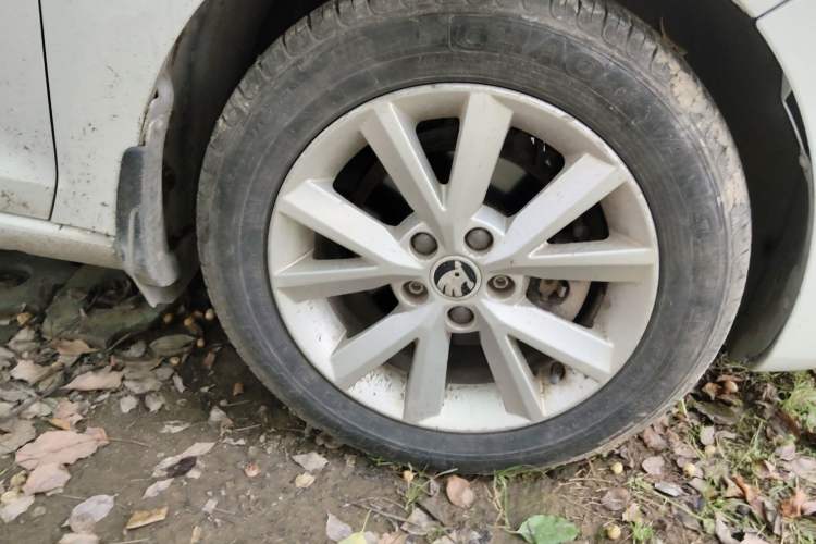 Used Skoda Rapid 2015 1.6L Automatic Smart Selection Model Right Front Wheel Hub
