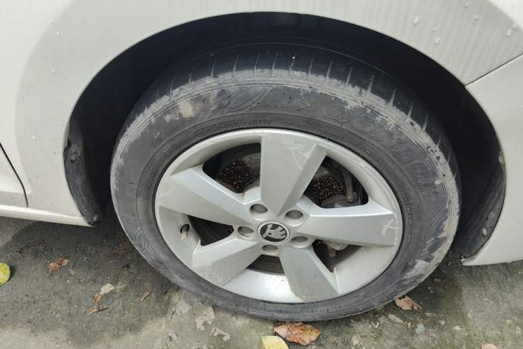 Used Skoda Rapid 2015 1.6L Automatic Smart Selection Model Right Front Wheel Hub
