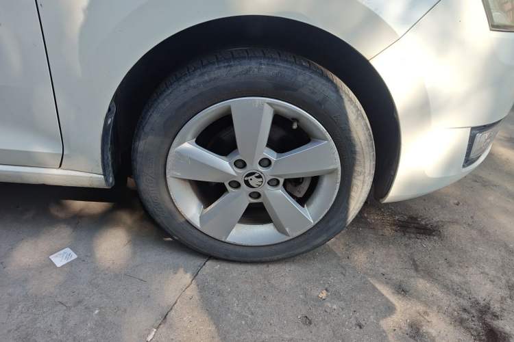 Used Skoda Rapid 2015 1.6L Automatic Smart Selection Model Right Front Wheel Hub