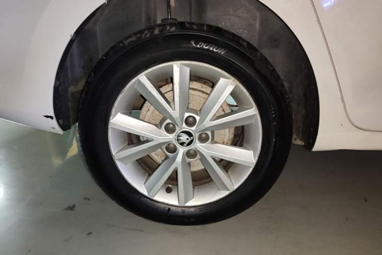 Used Skoda Rapid 2015 1.6L Manual Smart Selection Model Right Rear Wheel Hub