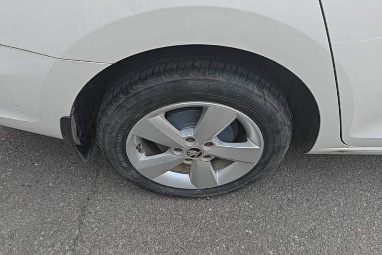 Used Skoda Rapid 2015 1.6L Automatic Smart Selection Model Right Rear Wheel Hub