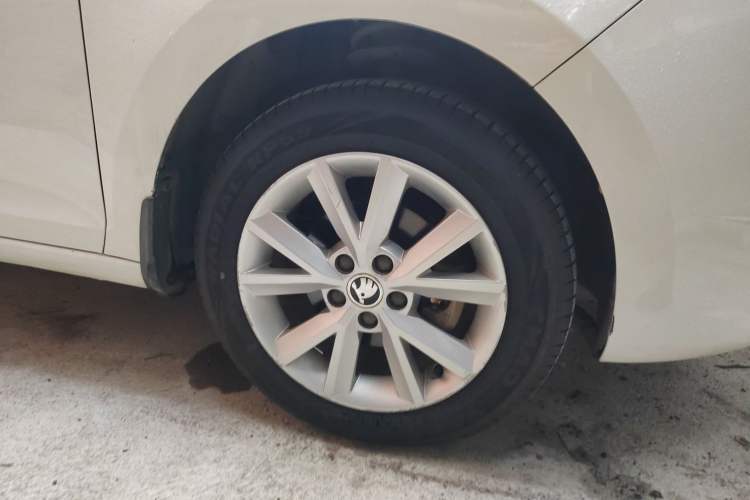 Used Skoda Rapid 2015 1.6L Manual Smart Selection Model Right Rear Wheel Hub