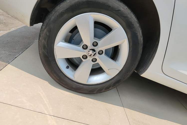 Used Skoda Rapid 2015 1.6L Automatic Smart Selection Model Right Rear Wheel Hub