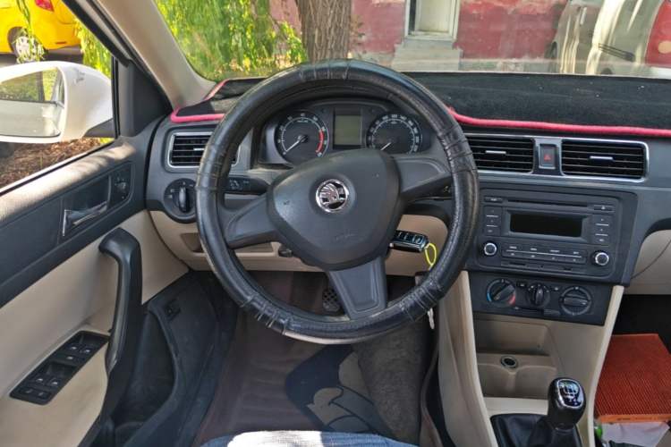 Used Skoda Rapid 2015 1.6L Manual Smart Selection Model Steering Wheel