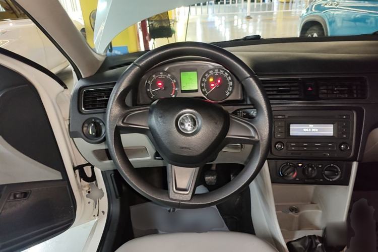 Used Skoda Rapid 2015 1.6L Manual Smart Selection Model Steering Wheel