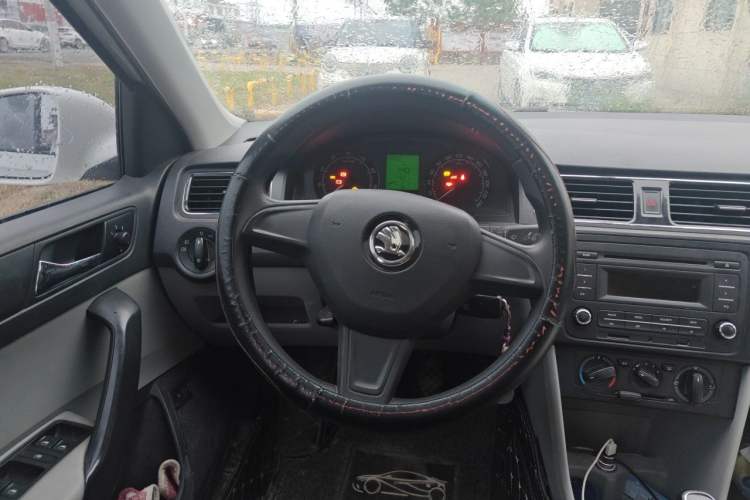 Used Skoda Rapid 2015 1.6L Manual Smart Selection Model Steering Wheel