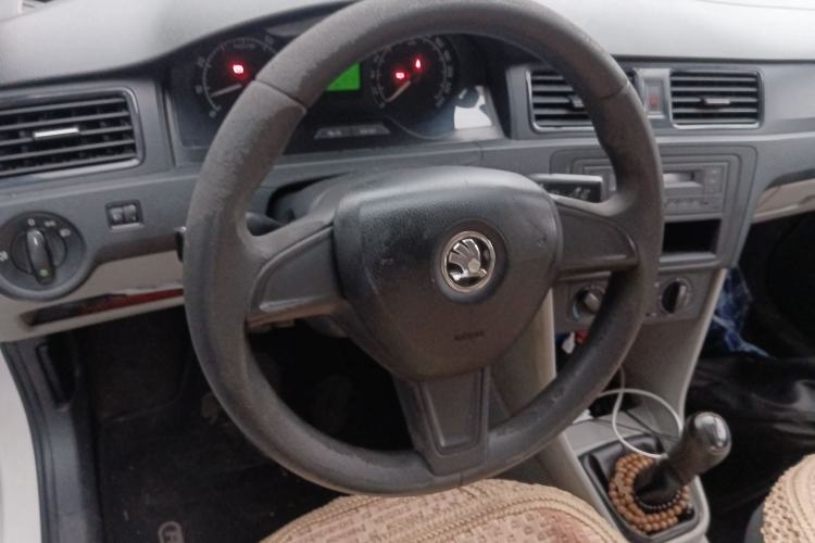 Used Skoda Rapid 2015 1.6L Manual Le Xuan Model Steering Wheel