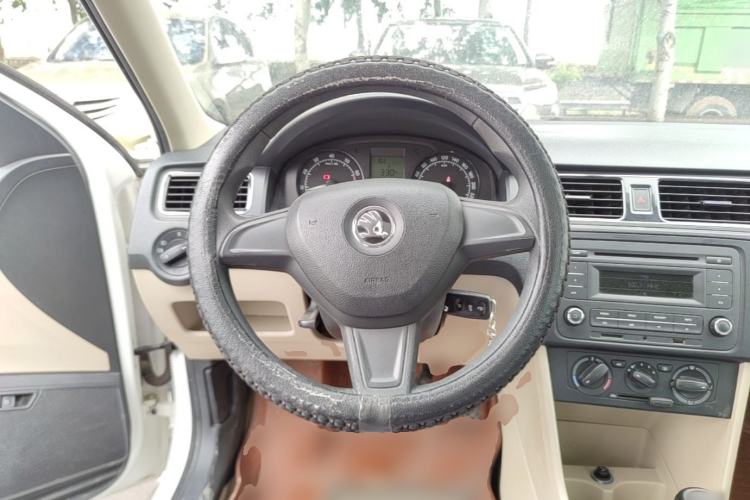 Used Skoda Rapid 2015 1.6L Manual Smart Selection Model Steering Wheel