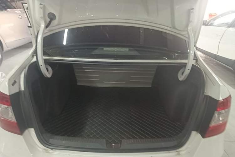 Used Skoda Rapid 2015 1.6L Manual Smart Selection Model Trunk