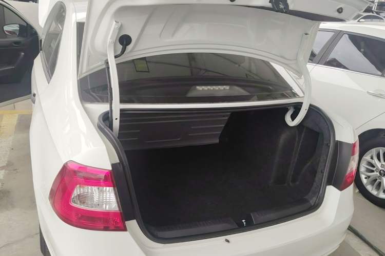 Used Skoda Rapid 2015 1.6L Manual Le Xuan Model Trunk