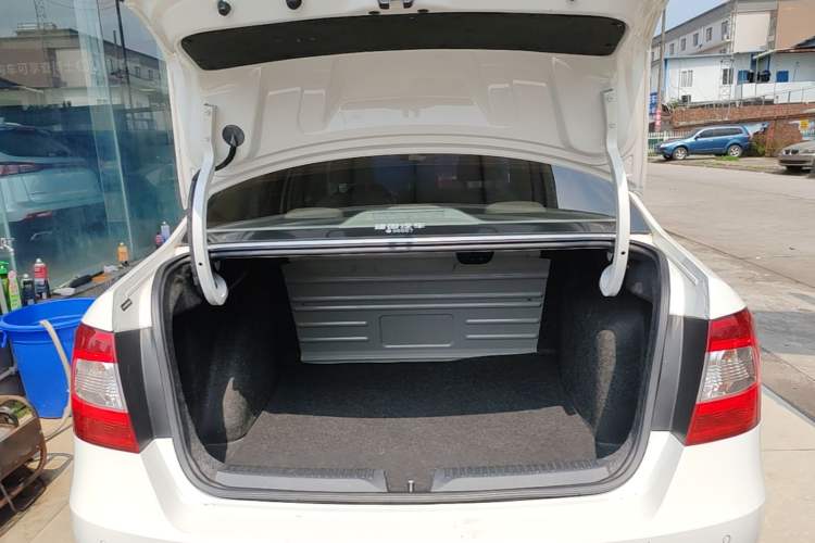 Used Skoda Rapid 2015 1.6L Automatic Smart Selection Model Trunk