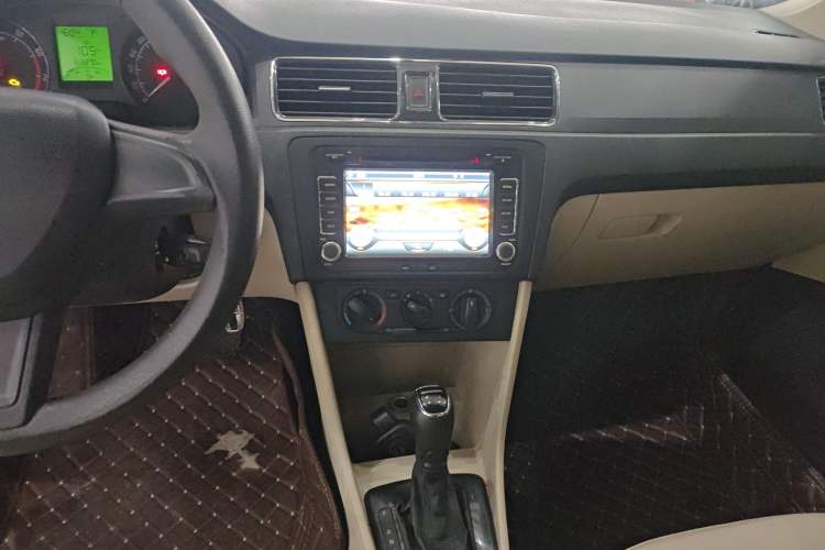 Used Skoda Rapid 2015 1.6L Automatic Smart Selection Model Audio And AC Panel