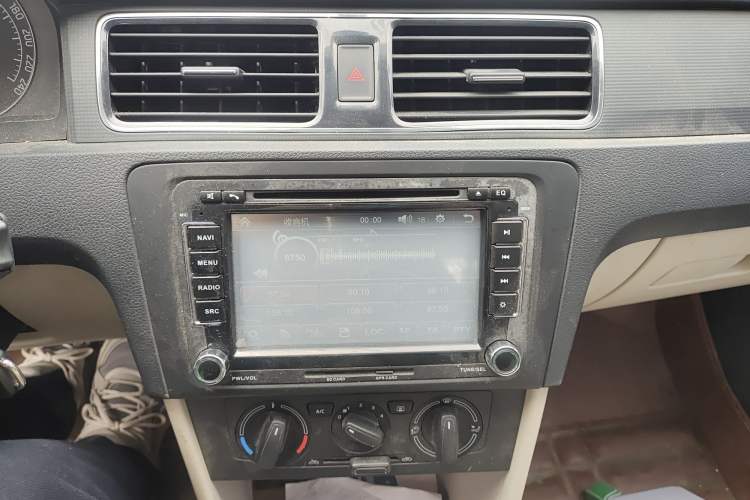 Used Skoda Rapid 2015 1.6L Manual Smart Selection Model Audio And AC Panel