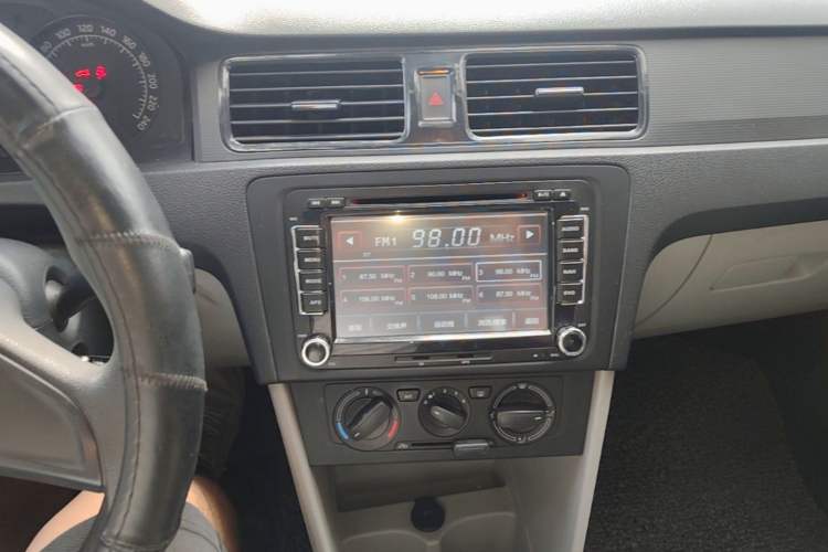 Used Skoda Rapid 2015 1.6L Manual Le Xuan Model Audio And AC Panel