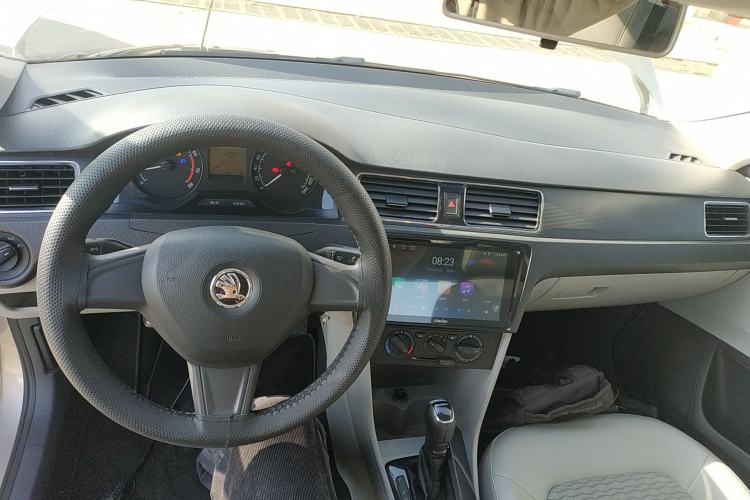 Used Skoda Rapid 2015 1.6L Automatic Smart Selection Model Center Console
